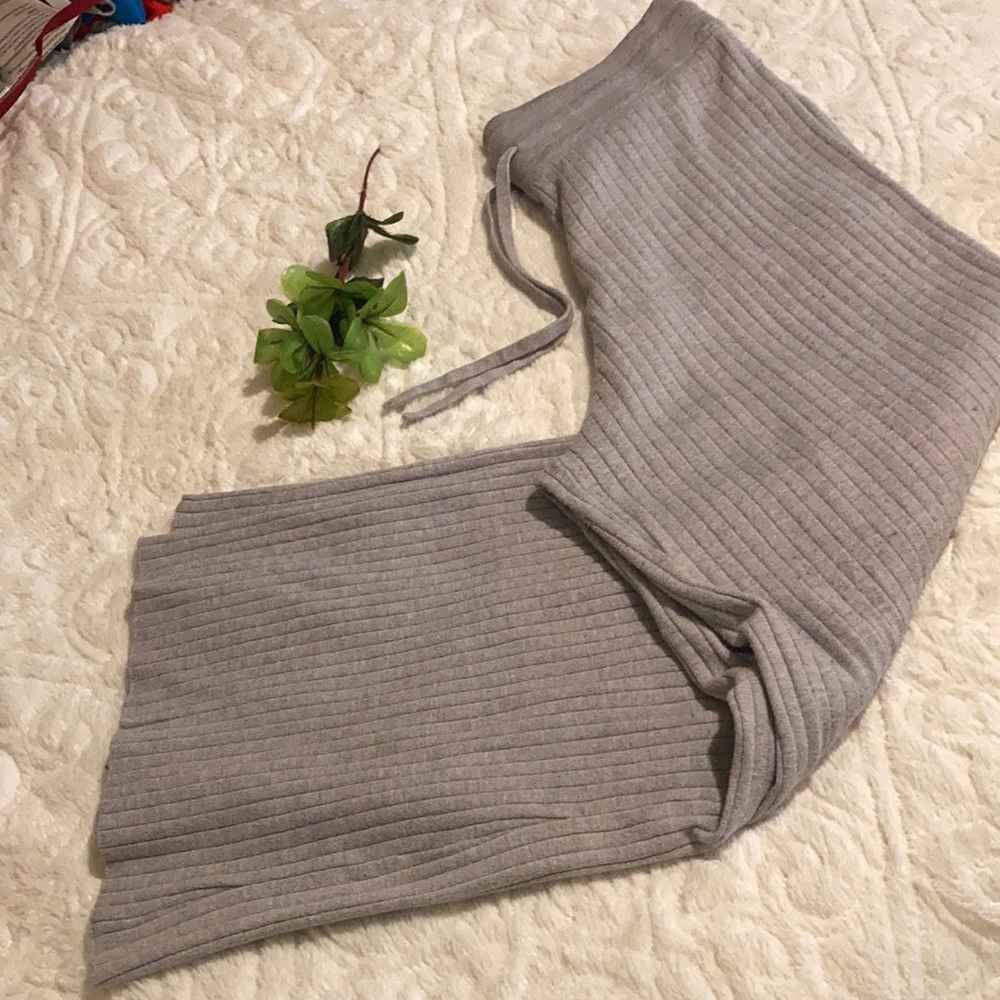 VICTORIA SECRET CROP LOUNGE PANTS SIZE SMALL - Picture 3 of 3